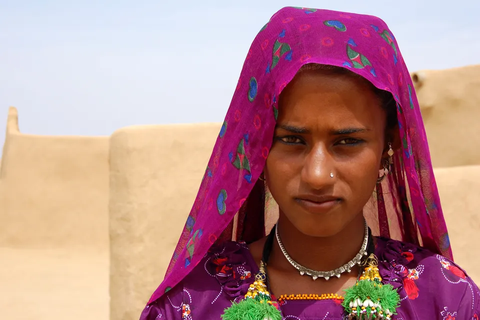 Young woman in the Thar desert, Jaisalmer, India